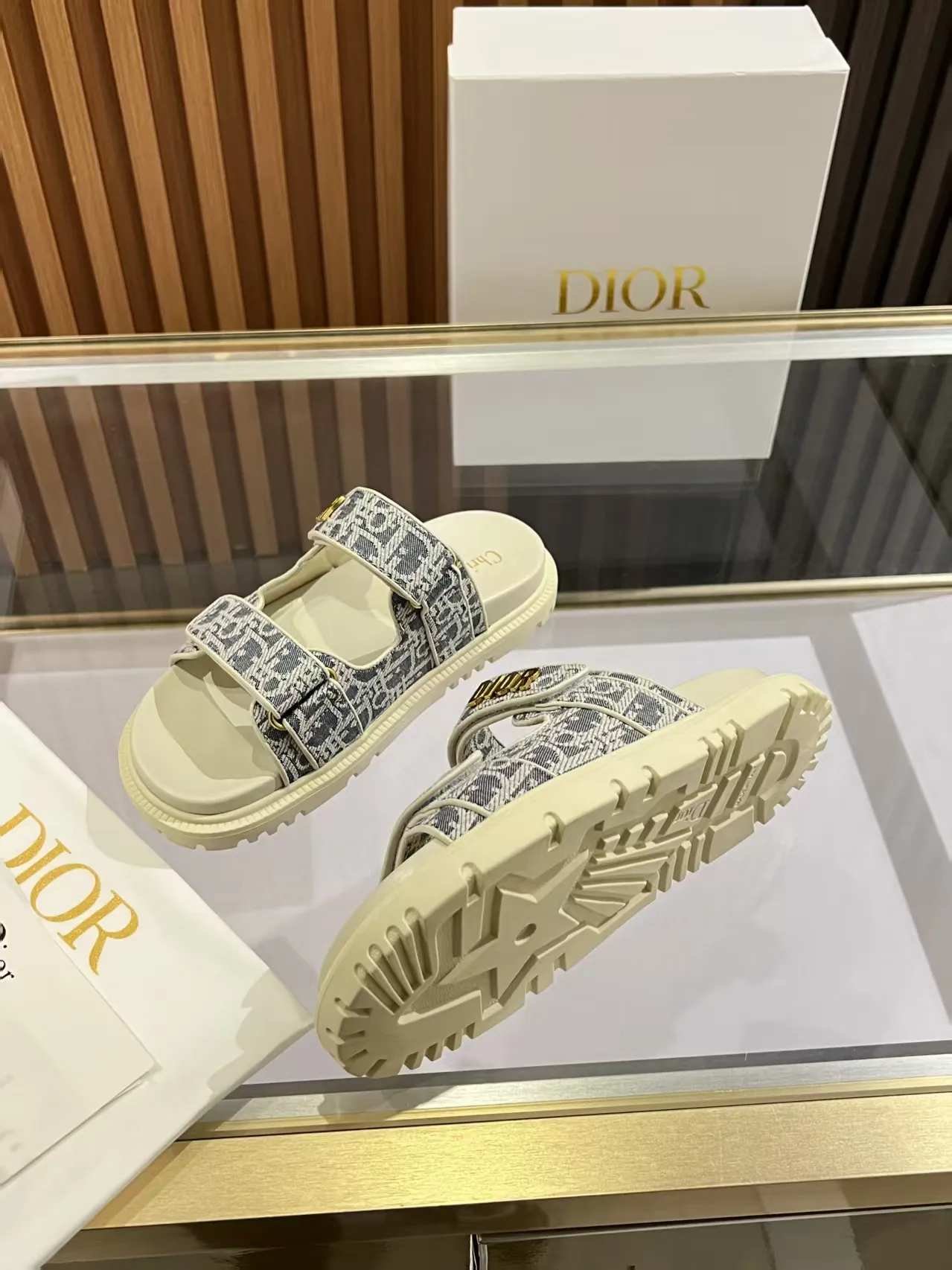👟👟Ex-factory price 480👟👟 Dior classic popular sandals Step into the fashion territory of Dior slippers and encounter the ultimate fusion of elegance and comfort. The upper is engraved with the Christian Dior Paris logo using exquisite embroidery technology. The delicate stitching tells the brand's profound heritage and is fully recognizable.   Made of high-quality materials, it feels soft and fits your feet, as if it is a gentle care tailor-made for your feet. The sole is carefully designed and engraved with Christian Dior's lucky star symbol. It is not only a beautiful embellishment, but also provides reliable grip, making every step steady and secure.   It has a simple design and is easy to put on and take off. Whether it is a lazy weekend or a pleasant vacation, it can be easily adapted. Whether paired with casual shorts, casual jeans, or an elegant dress, Dior slippers can instantly enhance the overall style and show a casual fashion attitude.   Dior slippers, in the name of fashion, inject luxurious charm into your life and accompany you with every step you take with confidence and elegance. Material: Fine genuine cowhide upper, outsole, TPR, non-slip and wear-resistant, code number: 35-41 (42 customized)